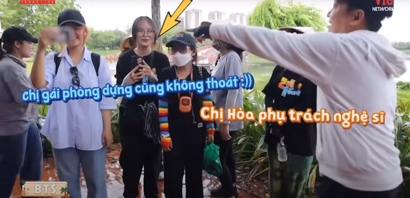 Việc Trường Giang yêu cầu nhân viên nữ xếp hàng để HIEUTHUHAI chọn lựa gây tranh cãi.