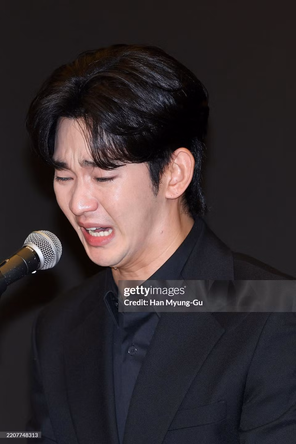 Kim Soo Hyun "khóc nhưng kem nền không trôi" trở thành đề tài bàn tán.