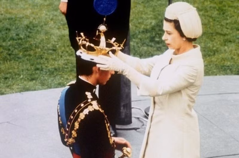 Charles trong ngày được tấn phong Thân vương xứ Wales và trong lễ cưới với Công nương Diana.