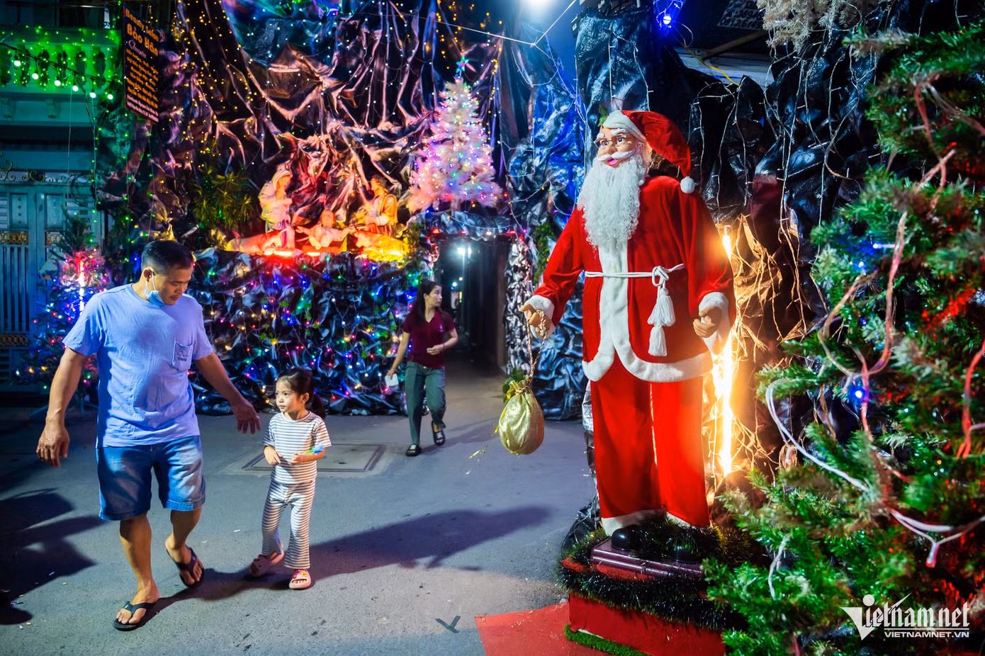 Những tiểu cảnh hang đá, ông già Noel trong một hẻm thuộc xóm đạo Gò Vấp. Được biết người dân nơi đây đã chuẩn bị cho dịp lễ lớn nhất năm từ trước đó cả tháng.