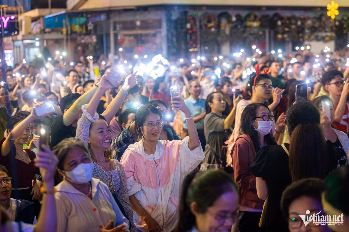 Đêm Thánh ca diễn ra từ 19-21h30. Khuôn viên nhà thờ chật kín người, tất cả giáo dân và du khách cùng hân hoan hòa chung tiếng hát mừng Giáng sinh khi chương trình kết thúc.