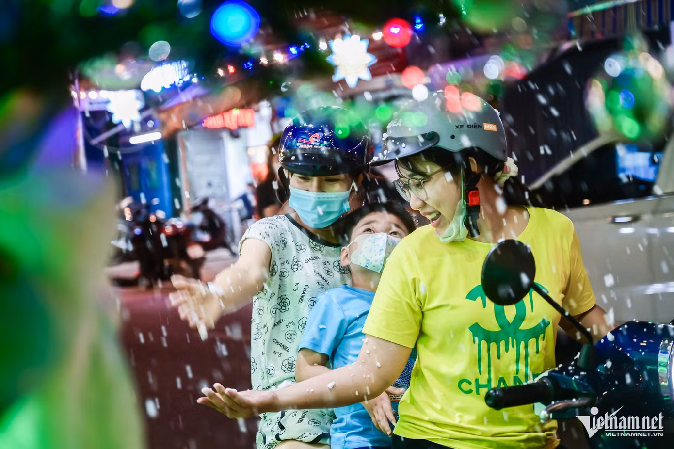 Để tránh đông đúc vào ngày chính lễ, nhiều em nhỏ cũng được gia đình đưa đi chơi Giáng sinh sớm.
