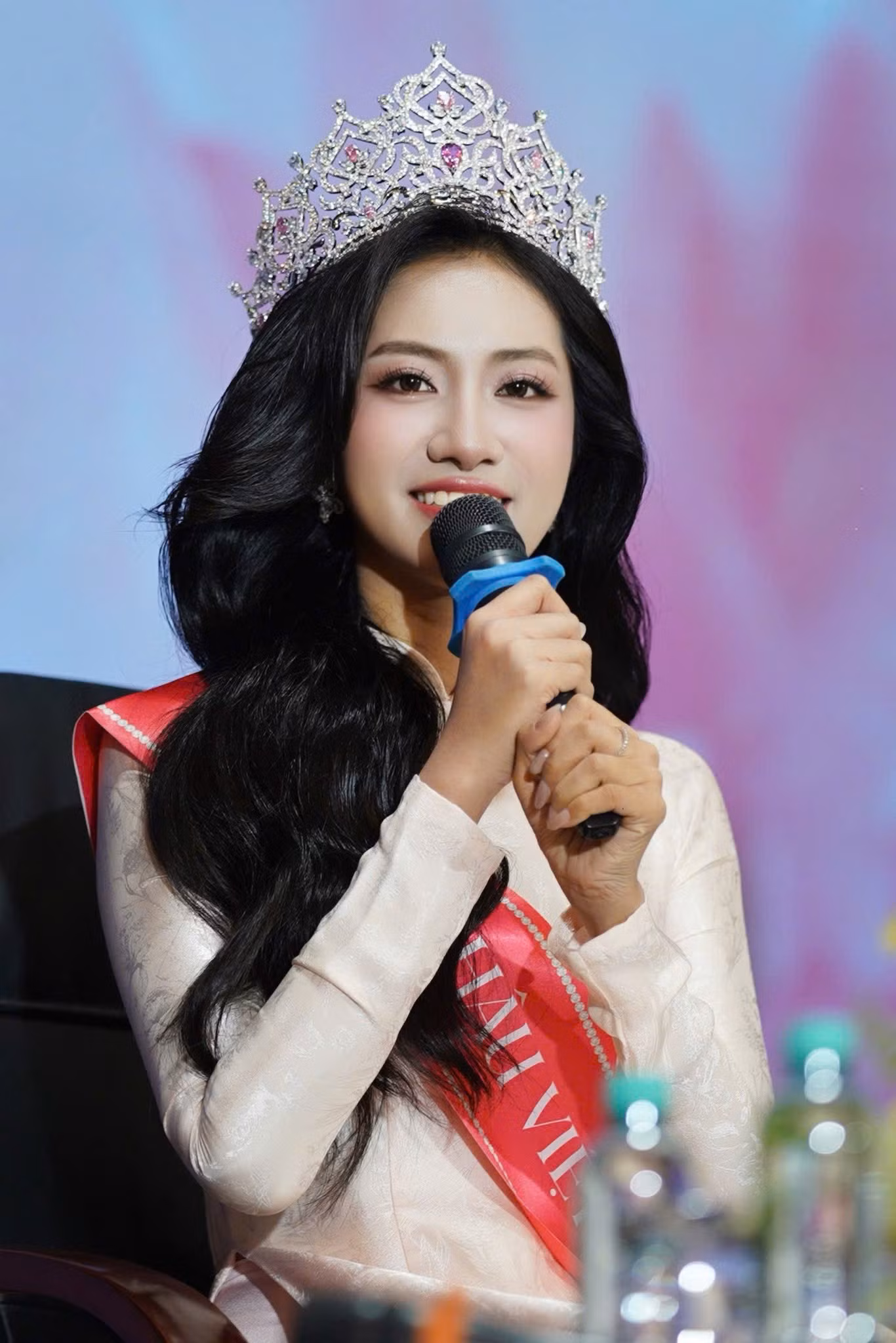 Hoa hậu Hà Trúc Linh rạng rỡ trong buổi về trường. Ảnh: Phạm Nguyễn.
