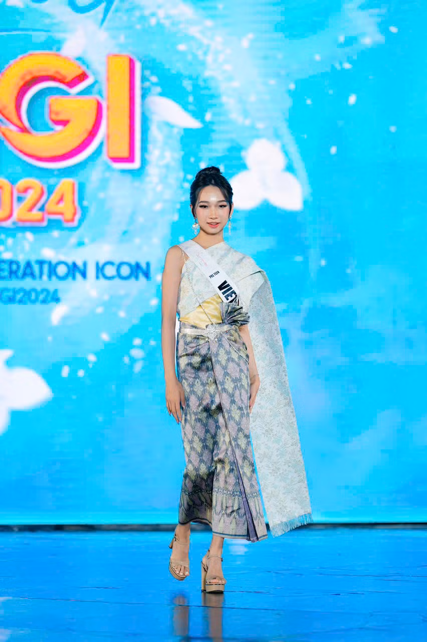 Trần Ngọc Thuận trong National Costume lấy cảm hứng hoa sen và trang phục truyền thống Campuchia.