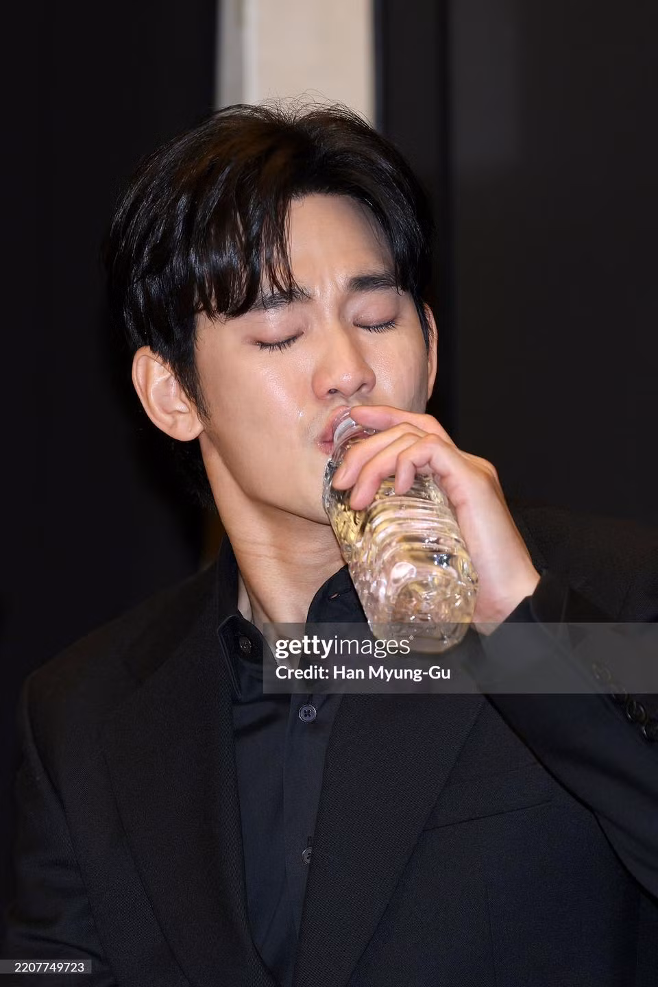 Kim Soo Hyun "khóc nhưng kem nền không trôi" trở thành đề tài bàn tán.
