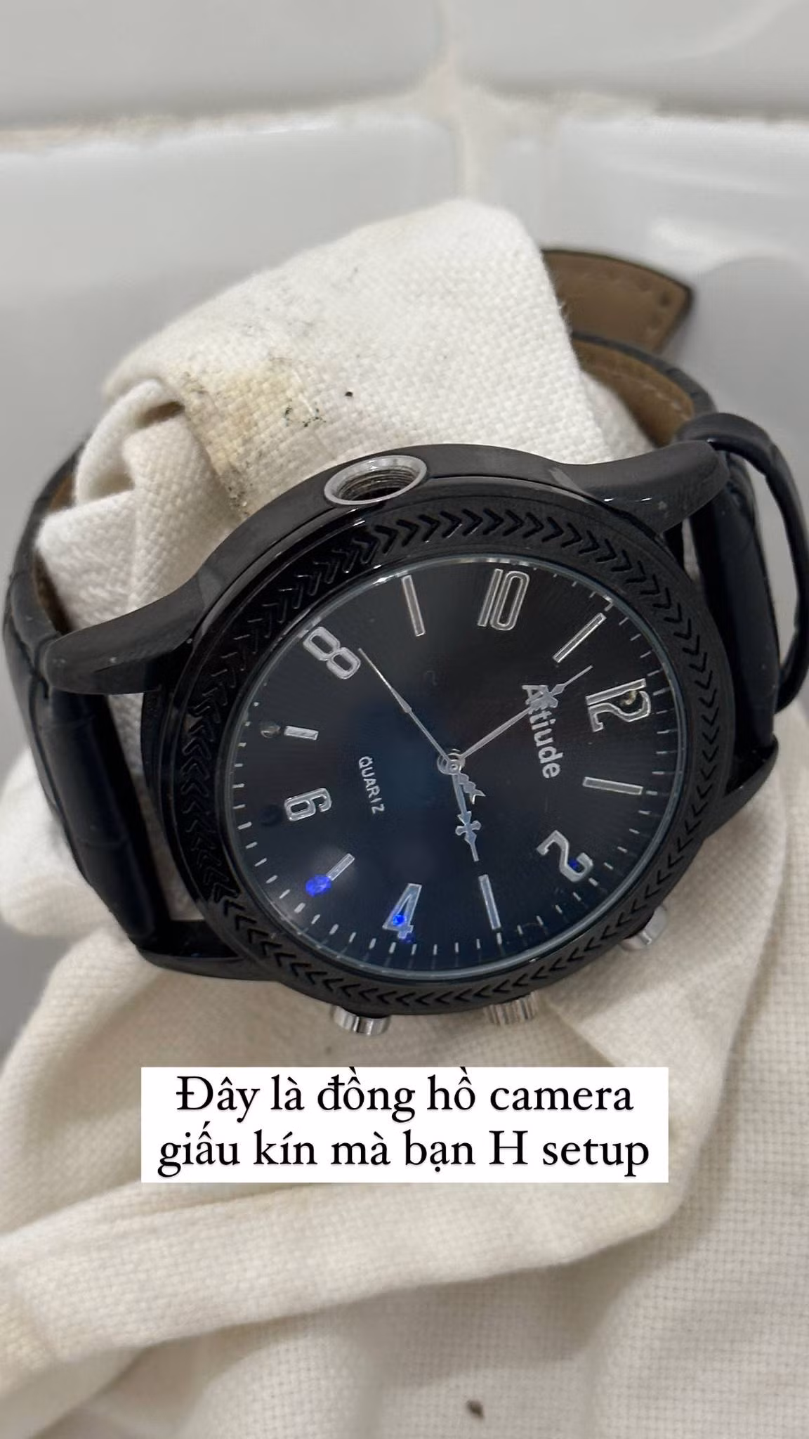 Ảnh trích xuất từ camera cho thấy đối tượng N.T.H liên tục vào nhà vệ sinh nữ để đặt đồng hồ quay lén.