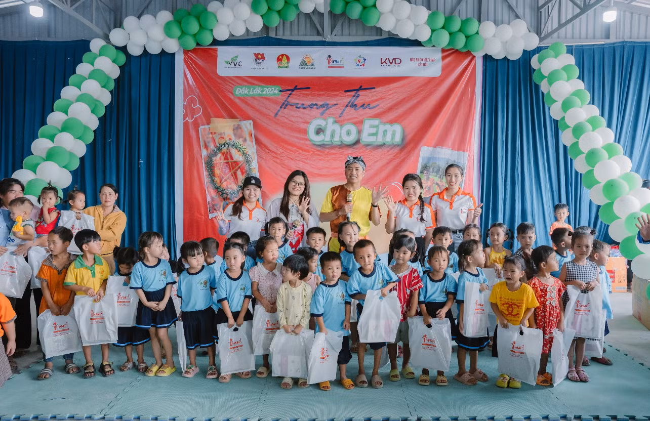 iSMART tặng quà cho các em học sinh tại Huyện Ea Kar, Tỉnh Đắk Lắk