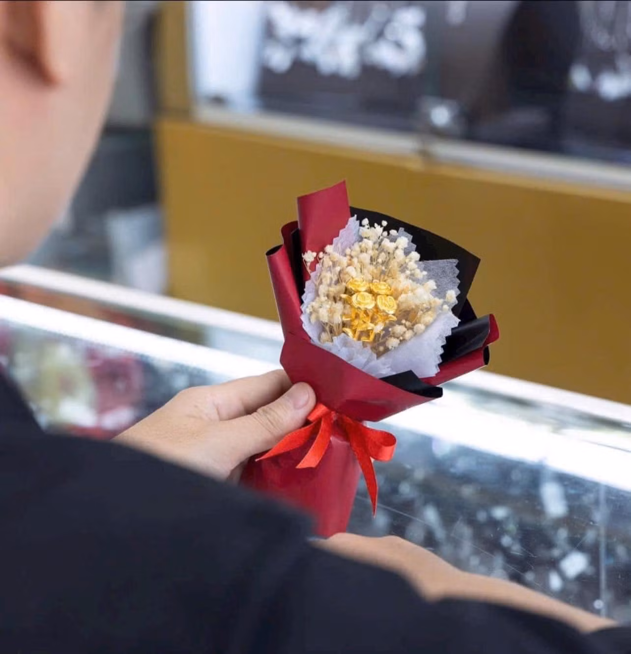 Sản phẩm hoa hồng mini đắt khách dịp lễ 20/10. Ảnh: Vàng bạc Bảo Sơn.