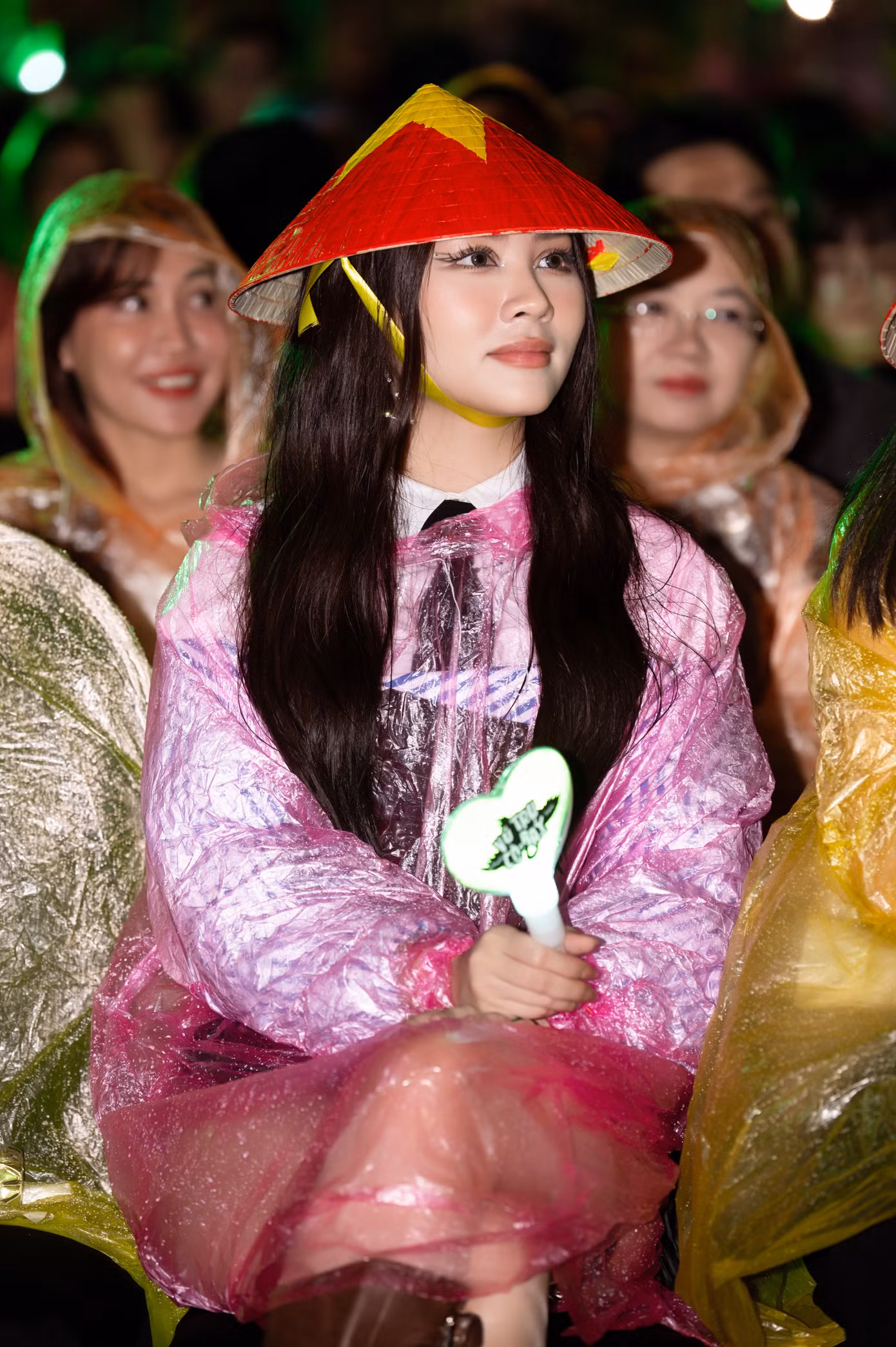 Á hậu Thủy Tiên, Hoa hậu Mai Phương, Lan Khuê ngồi đội mưa xem concert của Phương Mỹ Chi.