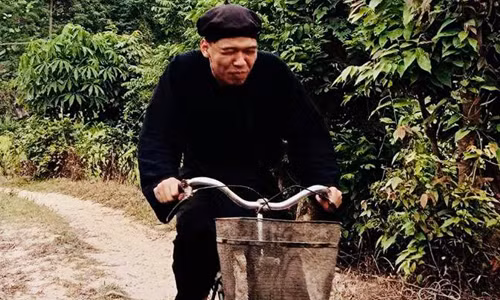 Trung ruồi hóa thân thành chàng dân tộc lên tỉnh trong sêri hài sitcom ảnh 1