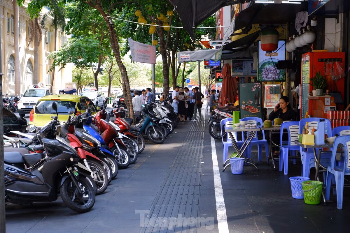 Vỉa hè đường Hải Triều, phường Bến Nghé, quận 1 đang thực hiện thí điểm thu phí. Ảnh: Hữu Huy