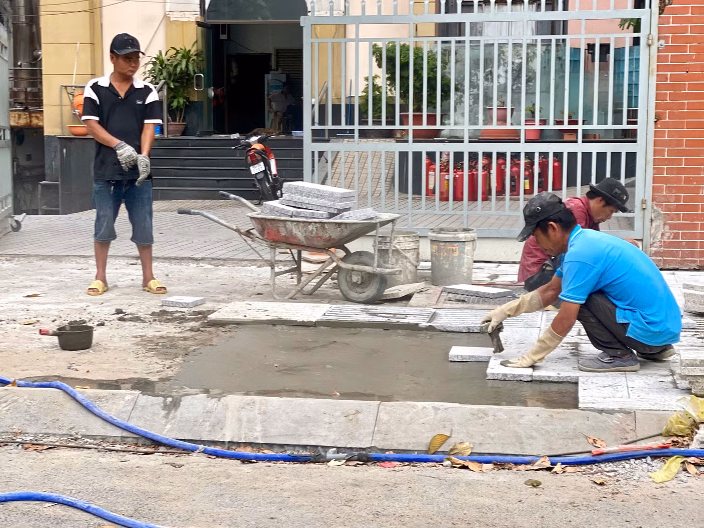 Nhiều tuyến vỉa hè tại trung tâm TPHCM đang được khẩn trương nâng cấp, cải tạo. Ảnh: Hữu Huy