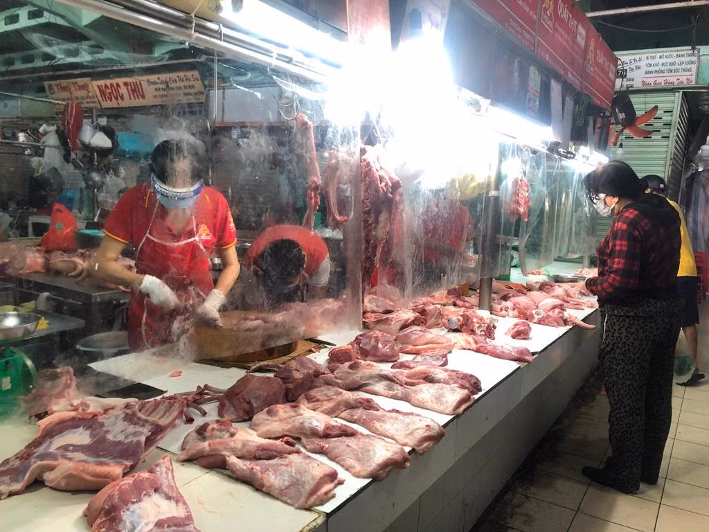 Tiểu thương làm màn chắn để hạn chế tiếp xúc, phòng COVID-19.
