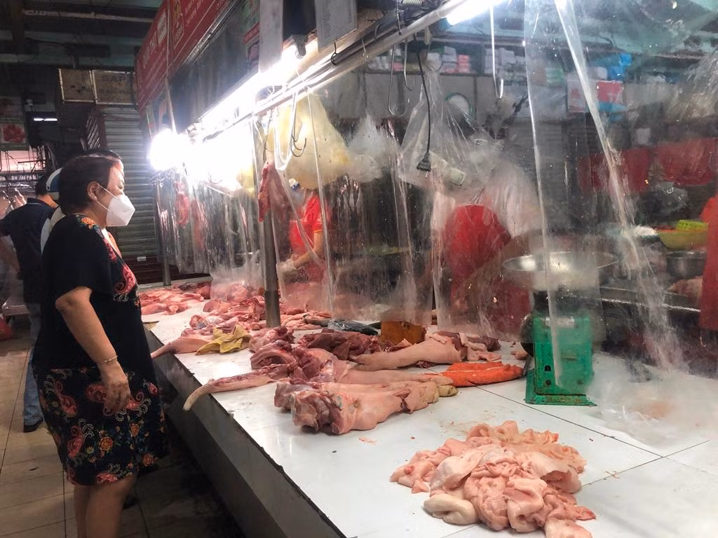 Thịt heo khá phong phú tại chợ Nguyễn Tri Phương nhưng vắng bóng thịt bò, gà vịt...