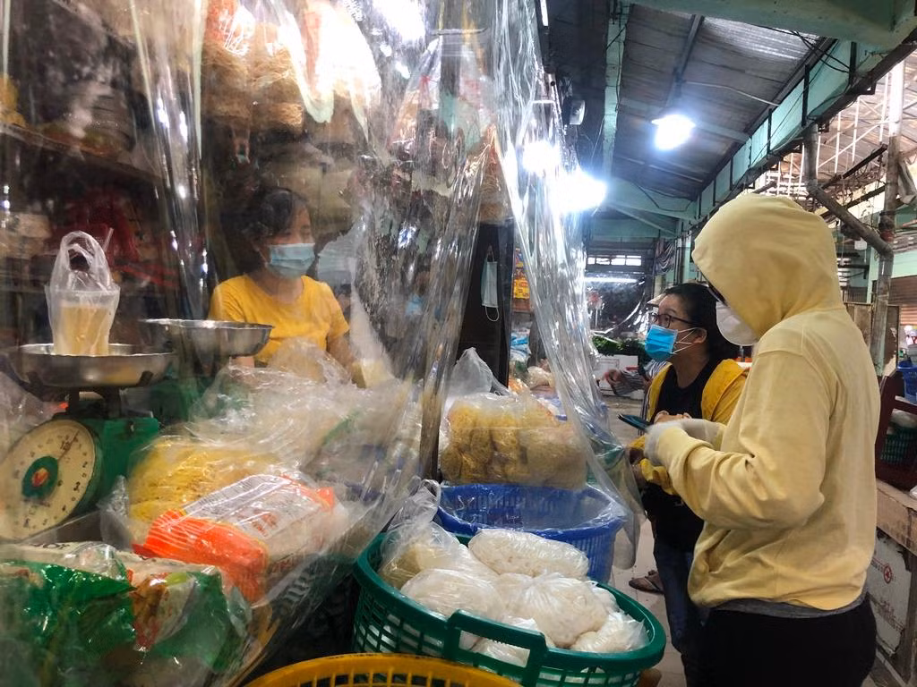 Mì, hủ tiếu, bún tươi... đã xuất hiện tại nhiều chợ dân sinh sau thời gian vắng bóng. Giá tăng khoảng 50%, như bún 10.000 đồng/kg nay đã tăng lên 15.000 đồng/kg.