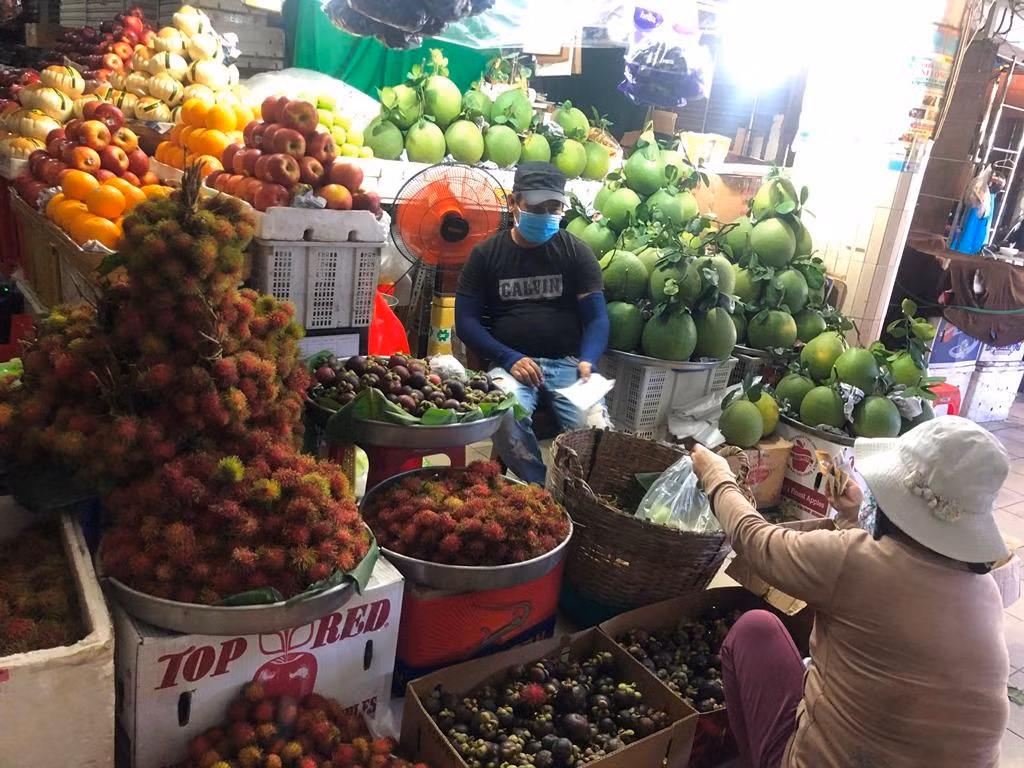 Dù giá có nhích thêm từ 5.000-10.000 đồng/kg so với trước dịch, nhưng do khâu vận chuyển khó khăn, chi phí xét nghiệm tài xế đã đẩy giá nhích lên chứ không phải do nguyên nhân khán hàng, đắt giá.