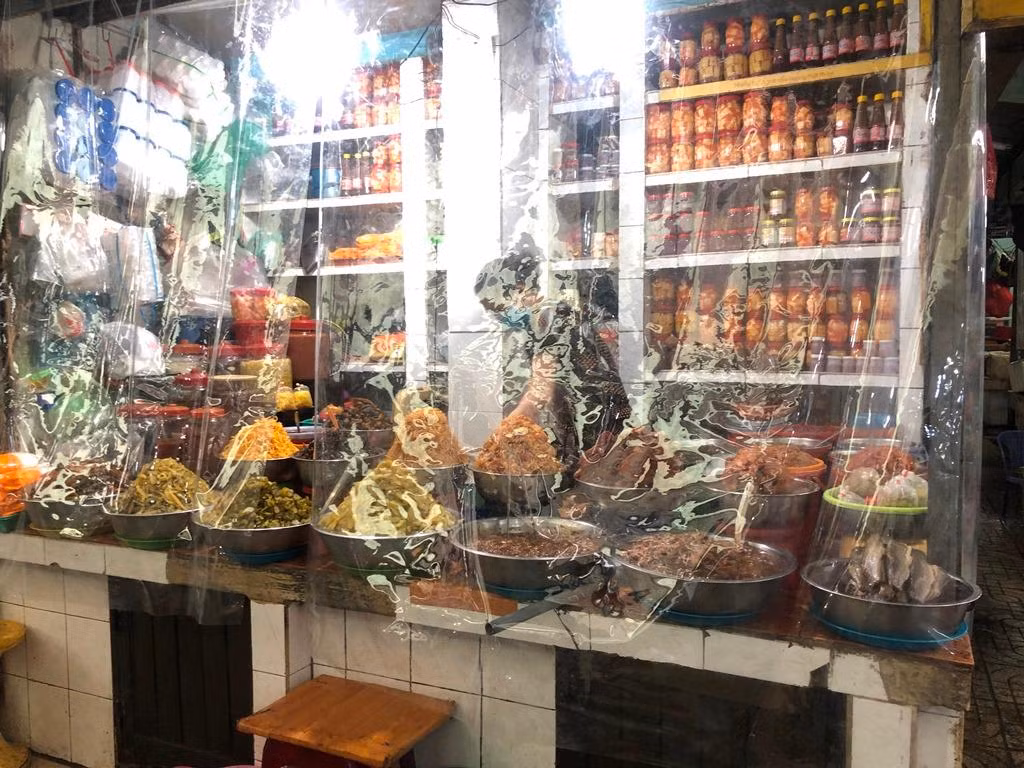 Các loại mắm cũng được tiểu thương mở quầy, đặc biệt mặt hàng chao hút khách do bước vào tháng 7 Âm lịch, nhiều người dân ở Sài Gòn ăn chay.