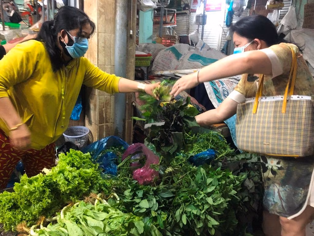 Rau xanh, trái cây khá phong phú tại chợ