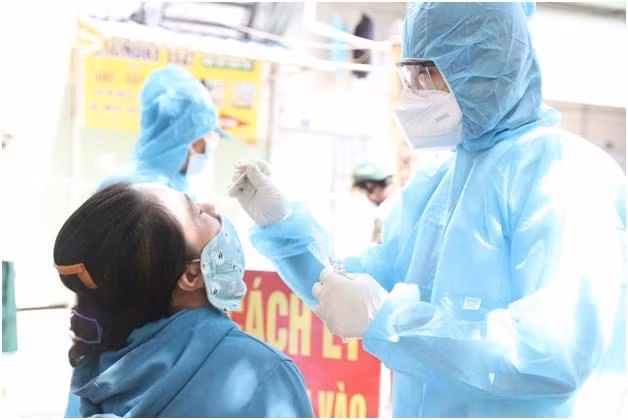 Lấy mẫu xét nghiệm COVID-19 (ảnh: HCDC)