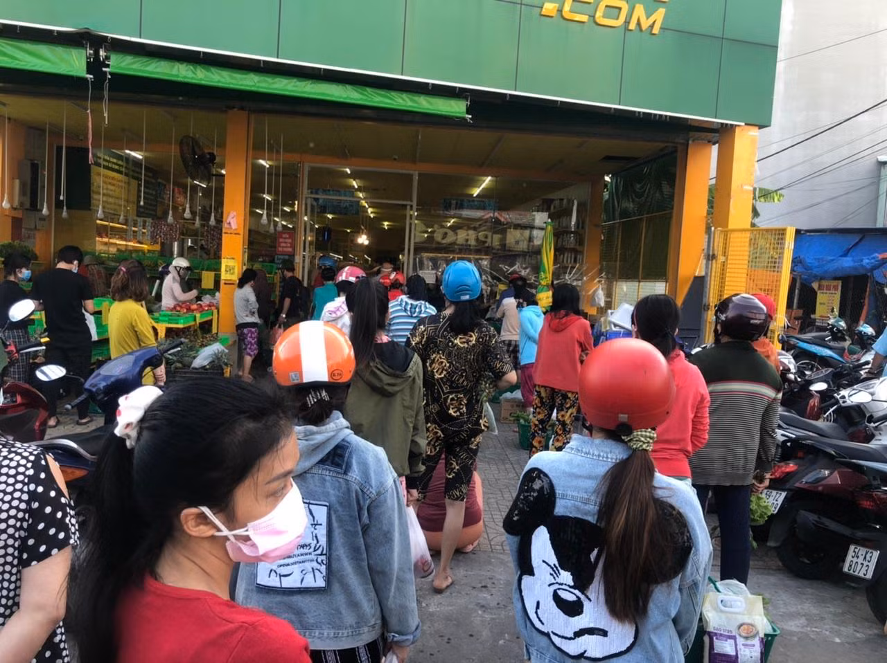 Người dân dứng san sát nhau, bất chấp dịch đang phức tạp