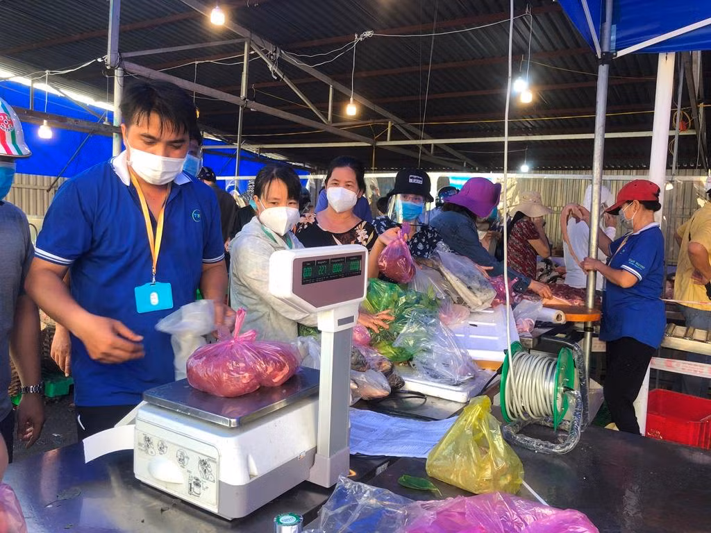 Nhân viên liên tục cân hàng cho khách.