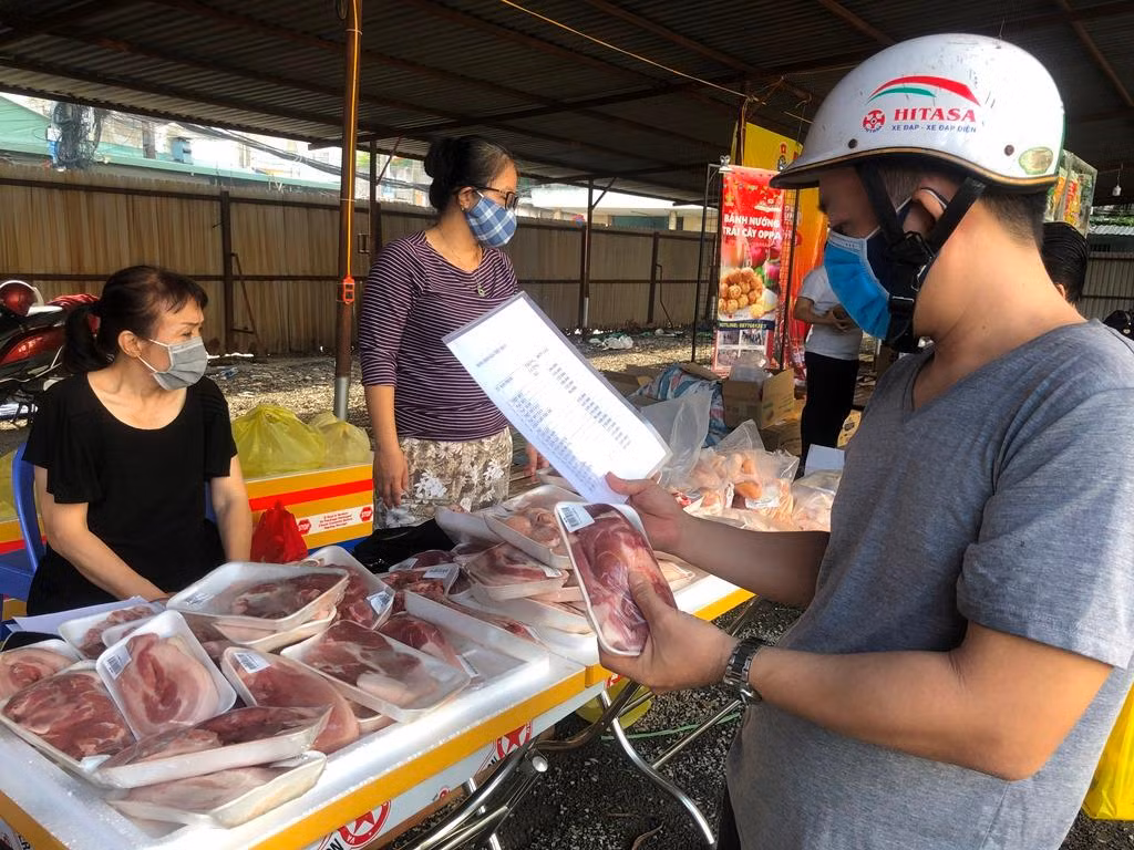 Khách hàng có thể so giá khi chọn mua thịt.