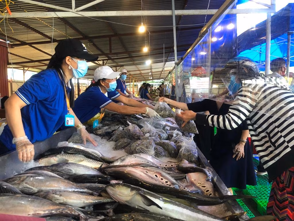 Khách hàng tấp nập mua hải sản.