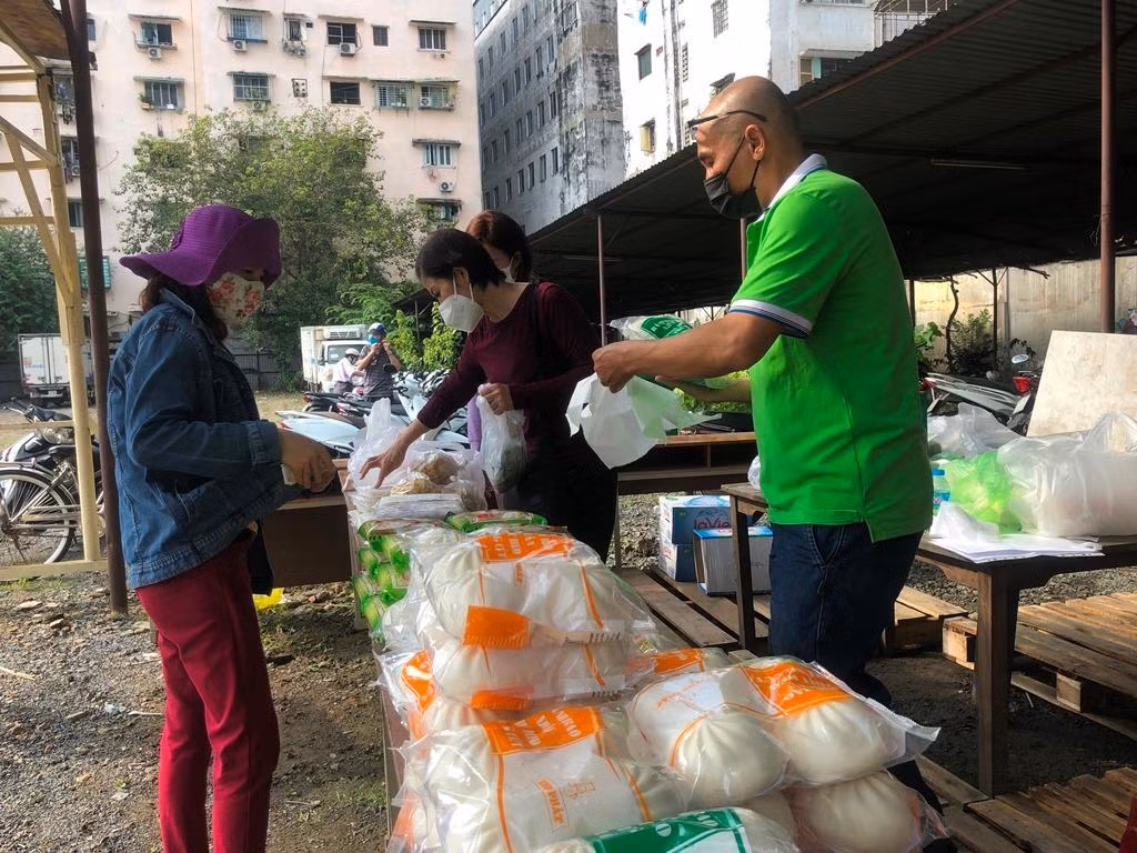 Điểm bán hàng còn có nhiều đặc sản vùng miền như nước mắm, phở rau củ, bánh bao...