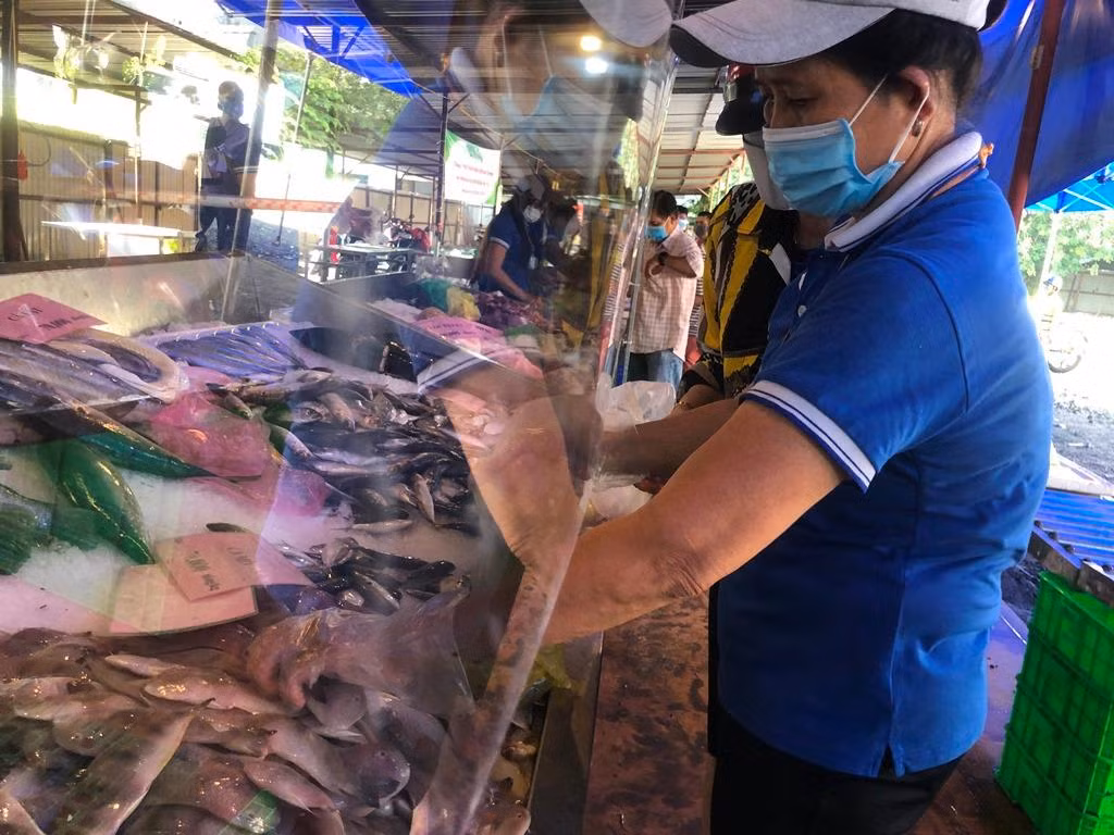 Cá tôm tươi sống từ các tỉnh miền Tây.