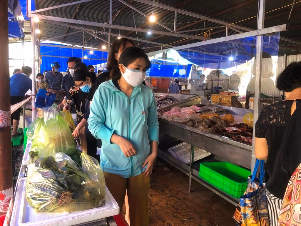 Dòng người xếp hàng dài chờ đến lượt thanh toán