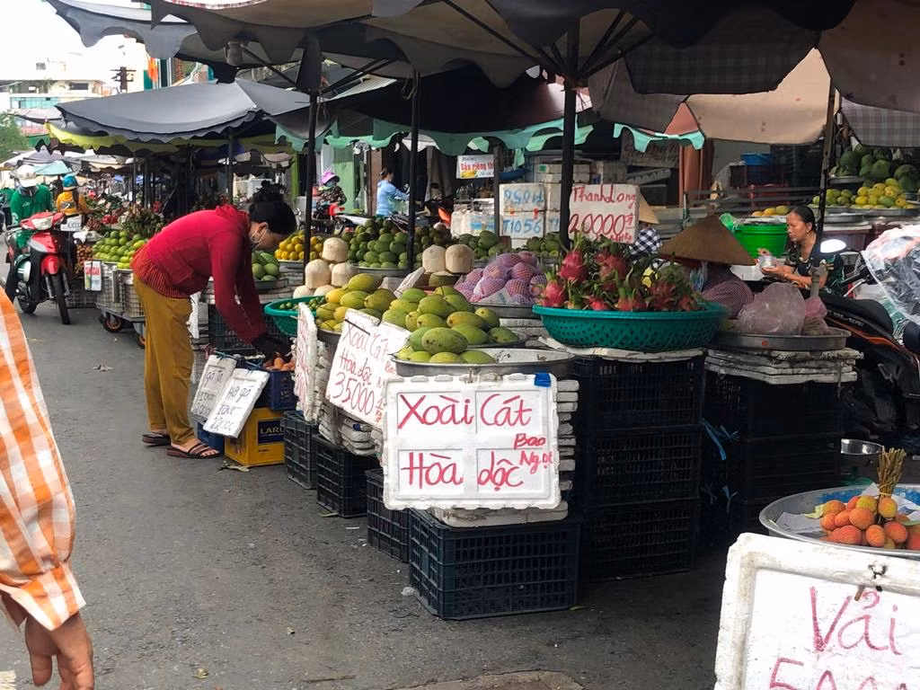 Các quầy hàng trái cây ở tất cả các chợ tại TPHCM đều không thiếu mặt hàng xoài, khách mua nhiều còn được giảm giá.