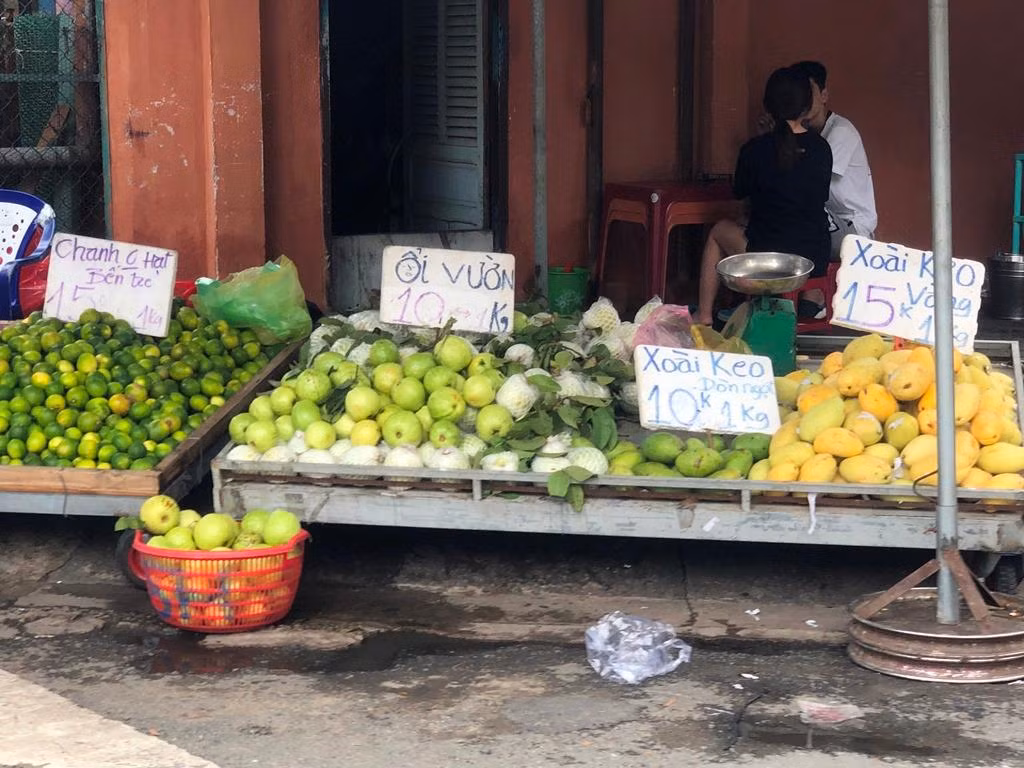 Xoài bày la liệt ở vỉa hè chợ Hòa Bình (Q.5) với giá chỉ từ 10.000-15.000 đồng/kg