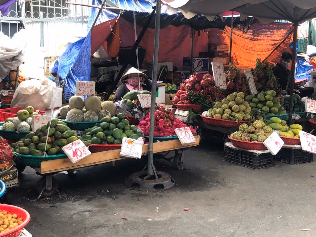 Bên hông Bến xe Chợ Lớn (Q.5,Q.6) xoài loại 1 bán theo giá chợ đầu mối nhưng khá vắng khách mua