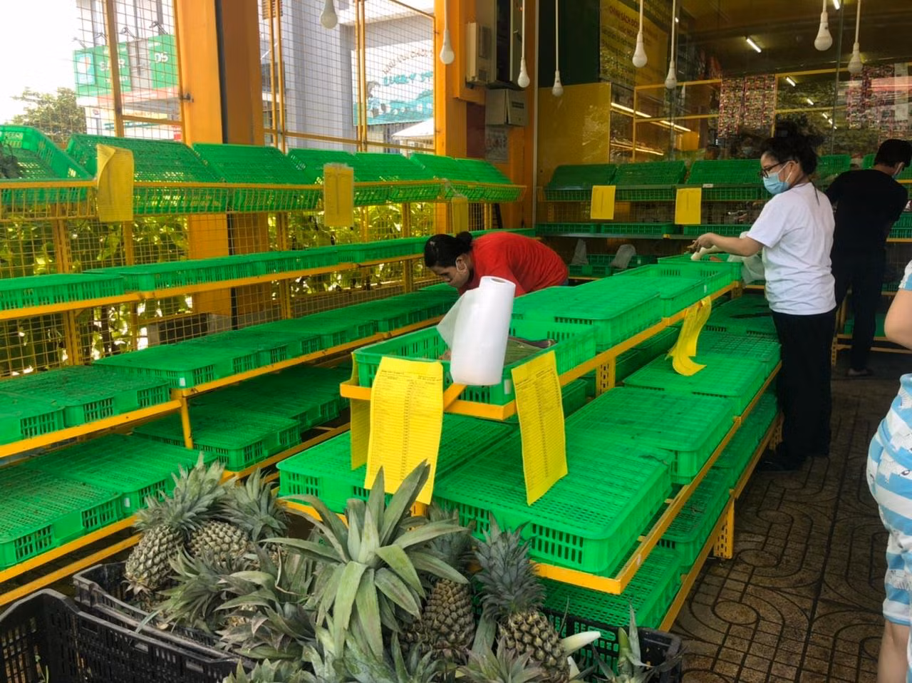 "Sáng nay tôi đến siêu thị rất sớm nhưng thấy người dân xếp hàng quá đông nên đành, tính đợi trưa trưa ra lại thì "choáng" vì không còn gì để mua. Hỏi nhân viên chiều có còn hàng không, nhân viên cho biết đã hết hẳn" - chị Vy thất vọng nói.