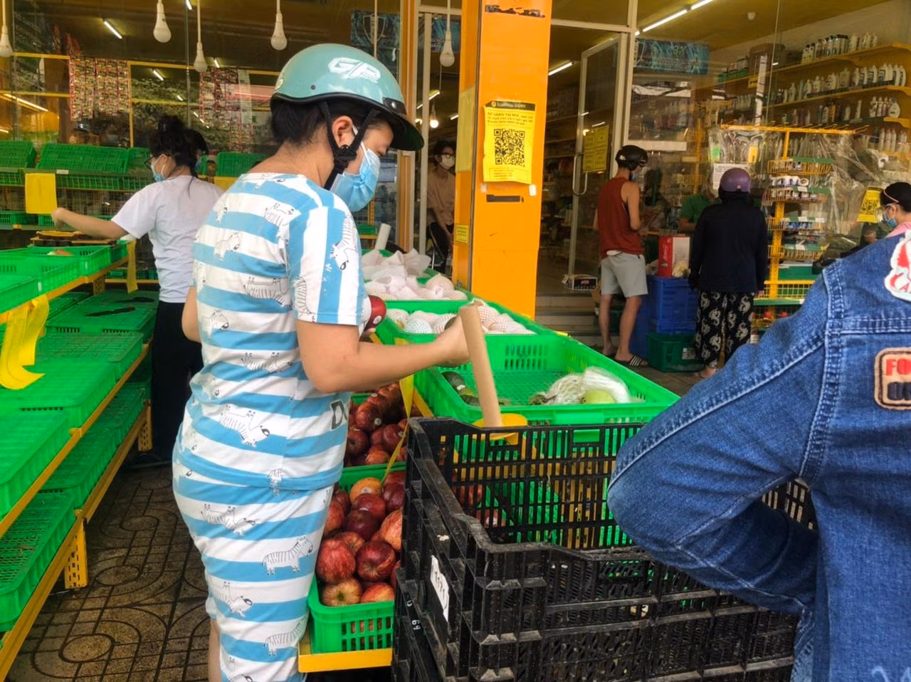 Trưa ngày 21/8, chị Phương Vy (ngụ quận Bình Tân) thất vọng khi đến siêu thị gần nhà nhưng nơi này đã sạch bóng rau xanh.