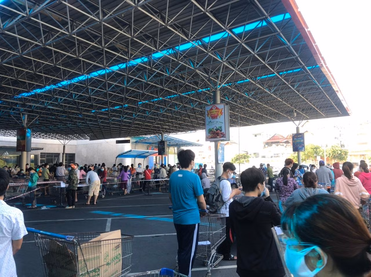 "Không biết có F0 trong dòng người nghìn nghịt này không, tôi vừa xếp hàng vừa... run" - bà Mai (50 tuổi) cho biết.