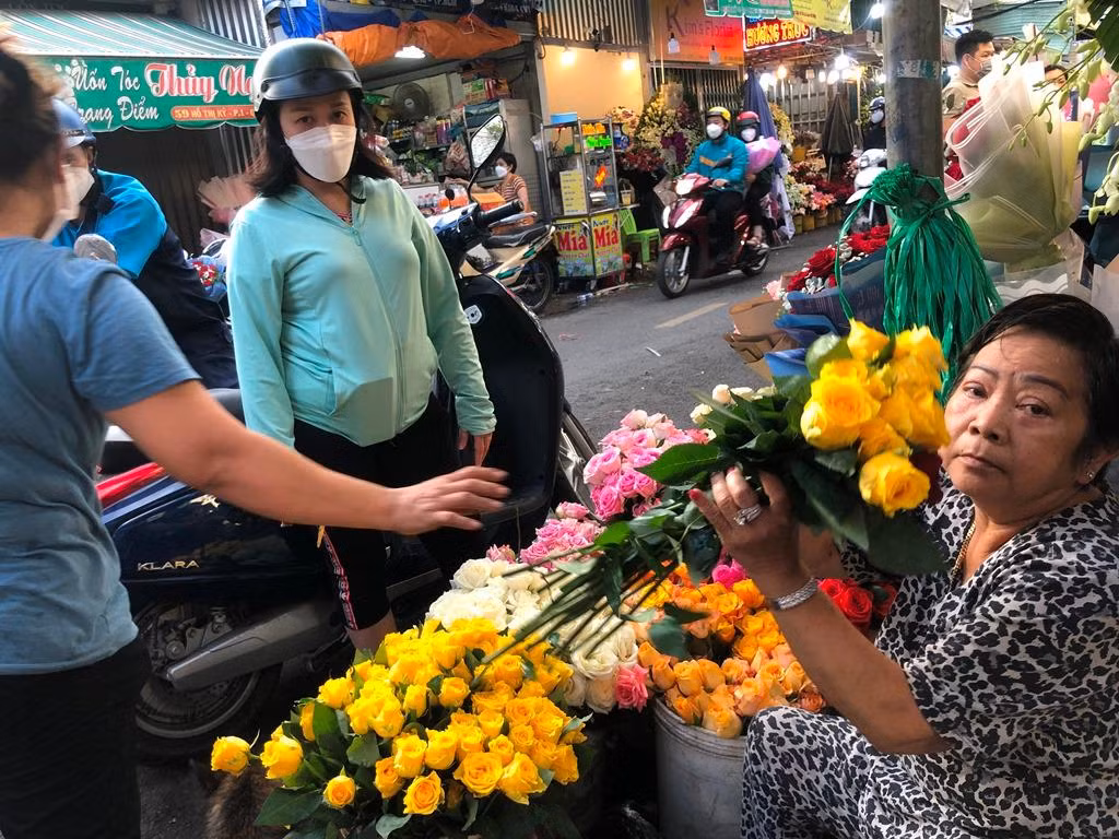Một bó hồng nhập tuy có giá cao nhưng màu sắc rực rỡ, có thể trưng đến hết tháng.