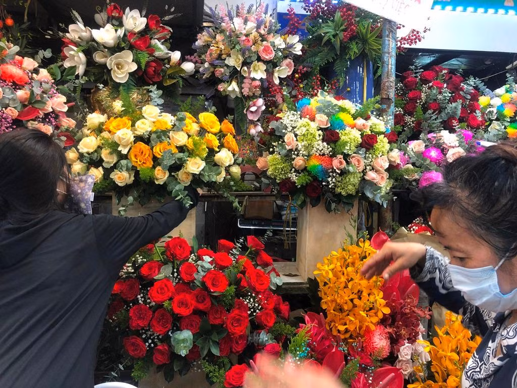 Dù hoa có giá cao nhưng đa số hàng đã được khách đặt trước. "Do giá tăng cao nên chúng tôi chỉ cắm sẵn rất ít, đa số sản phẩm trưng bày đều có khách đặt, sẽ giao đến đúng ngày 20/10" - bà Lan, tiểu thương kinh doanh hoa cho biết.