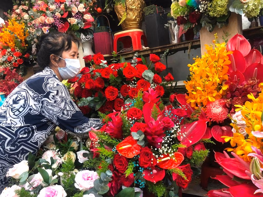 Chiều 19/10, tại chợ hoa Hồ Thị Kỷ (quận 10), các tiểu thương đã bắt đầu trưng bày những giỏ hoa trang trí đẹp mắt chào mời khách mua.