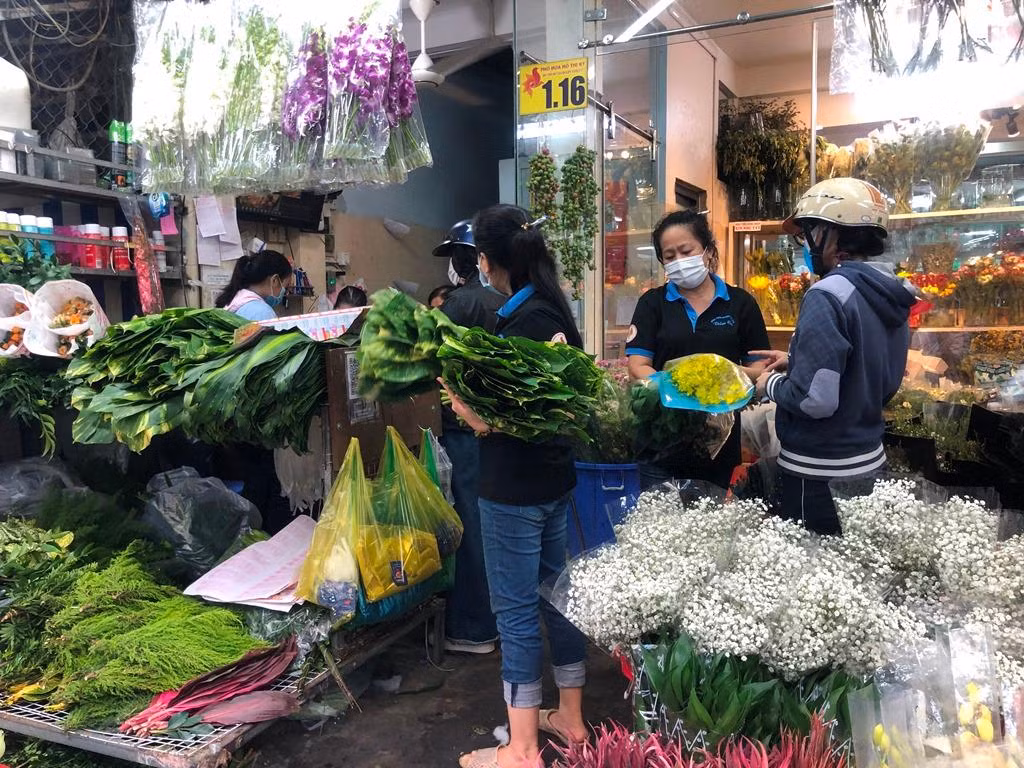 Chiều muộn, các tiệm hoa vẫn tấp nập người mua kẻ bán