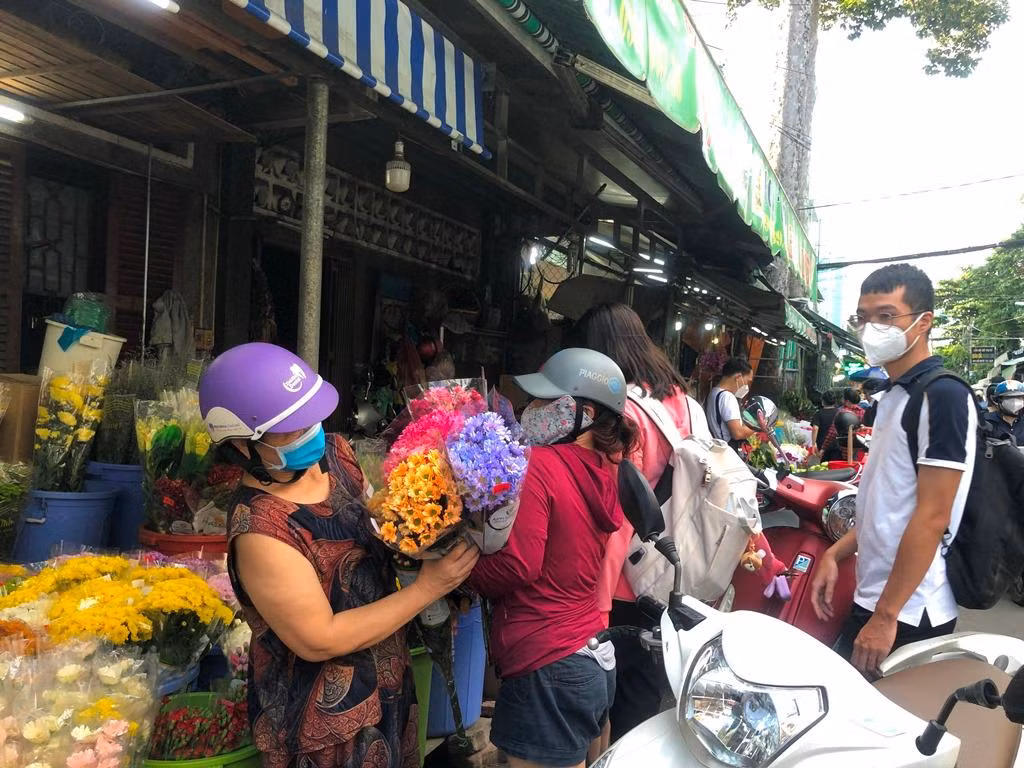 Khách hàng tấp nập trước các cửa hàng hoa
