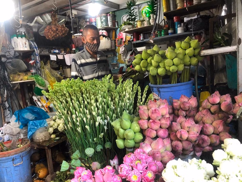 Dịp này, hoa sen cũng đắt hàng được khách hàng mua để trang trí trong nhà