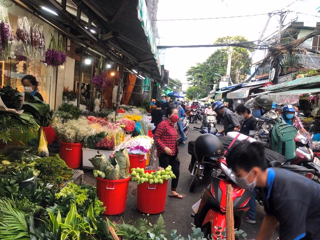 Khách hàng nườm nượp mua hoa trước ngày 20/10.