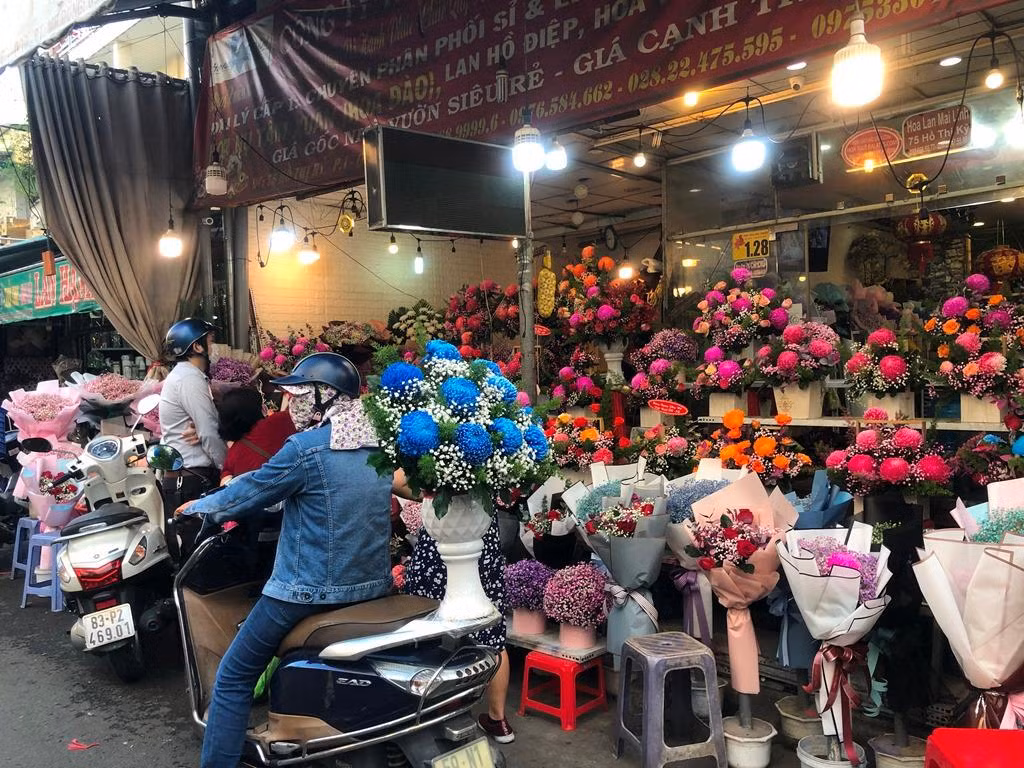 Theo các tiểu thương, do dịch bệnh, khách hàng thắt chặt chi tiêu nên không có khách đặt bó hoa chục triệu như trước, tuy nhiên, những bó hoa có giá tầm 1 triệu đồng rất đắt khách.