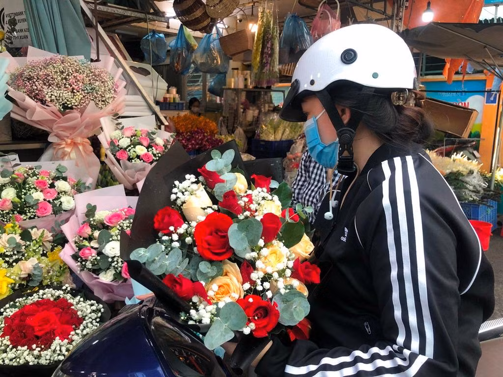 Năm nay, hoa hồng Đà Lạt có giá cao gấp đôi mọi năm, tầm 200.000 - 250.000 đồng/10 bông. Một bó hoa được trang trí sẵn có giá thấp nhất từ 500.000 đồng.
