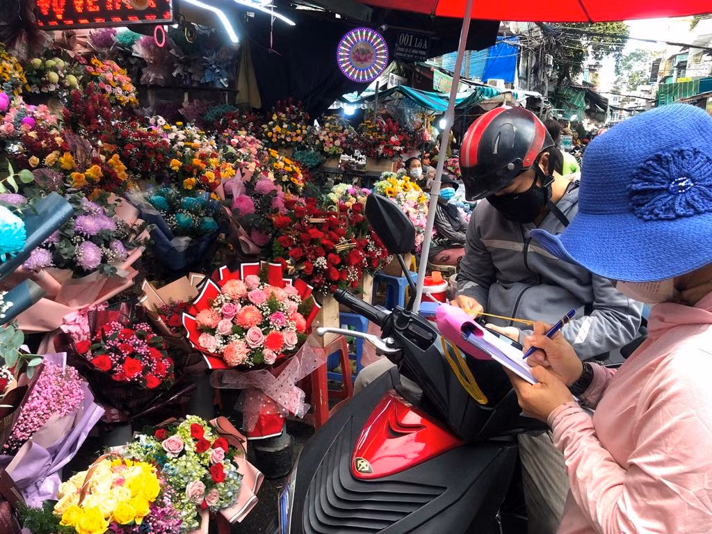 Chợ hoa sỉ lớn nhất Sài Gòn như "hồi sinh" sau thời gian tạm ngưng hoạt động do dịch bệnh.