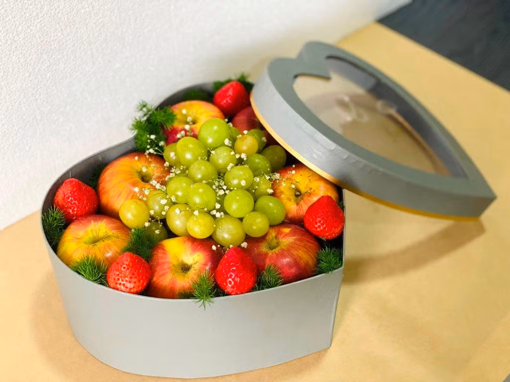 Đại diện Công ty Grove Fresh cho biết: "Hộp quà trái cây làm quà tặng dịp 20/10 đang có sức mua rất tốt. Tất cả đều là sản phẩm nhập khẩu, là món quà tặng đẹp mắt, lại còn giúp chị em tăng cường sức khỏe...". Được biết, đây là món quà tặng đặc biệt được đơn vị này đưa ra thị trường trong năm nay, giá từ 339.000-639.000 đồng/hộp.