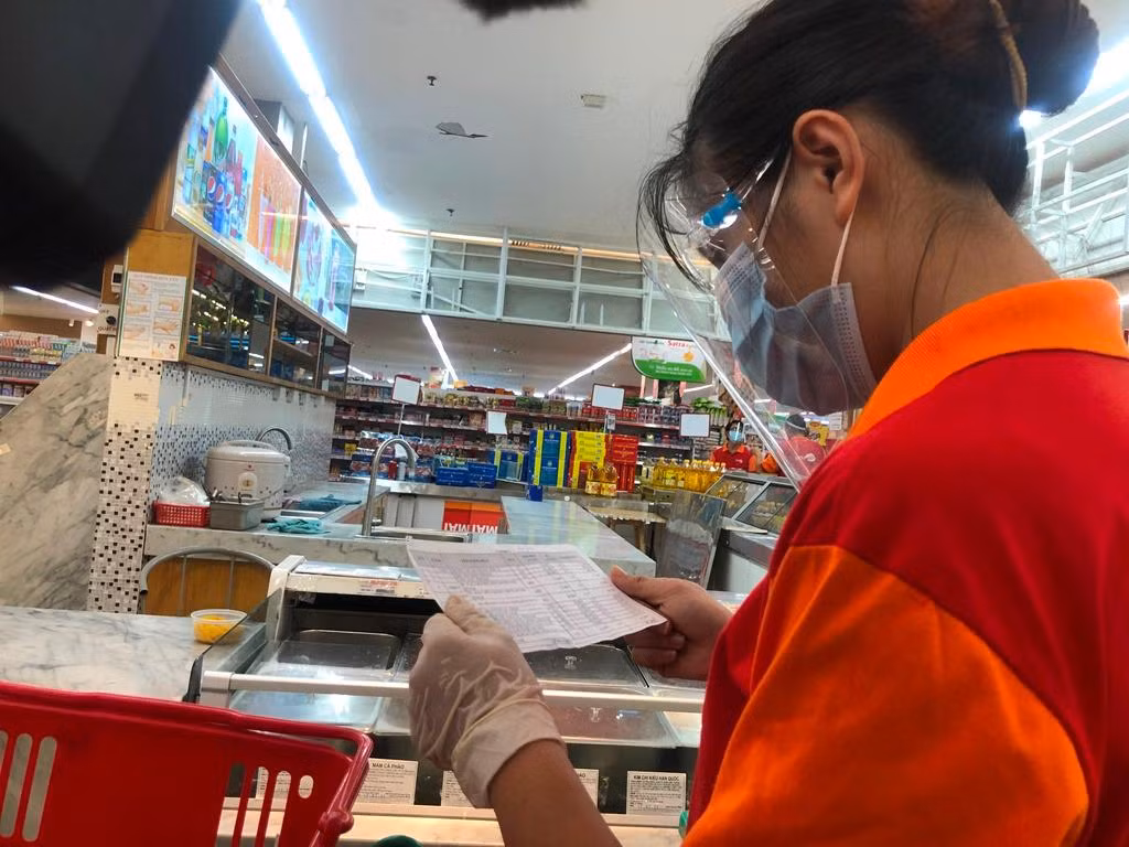 Siêu thị cung cấp combo và giá cả để người dân lựa chọn mua hàng