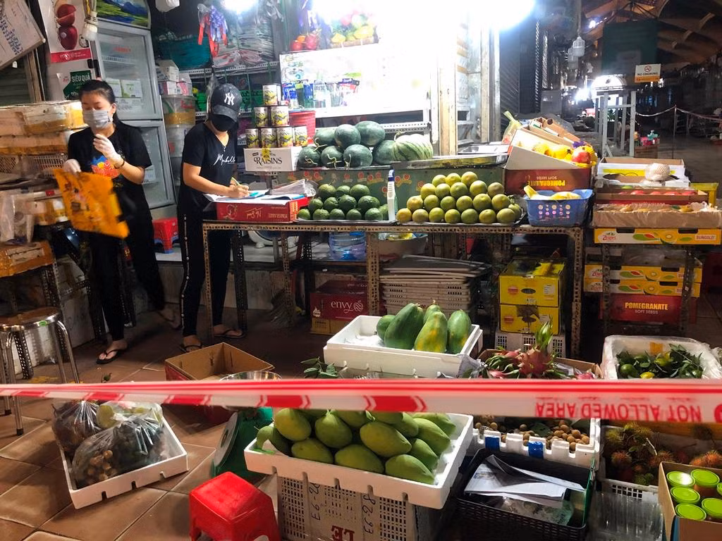 Tiểu thương ngành hàng trái cây đã chuẩn bị sản phẩm tươi ngon mỗi ngày phục vụ khách