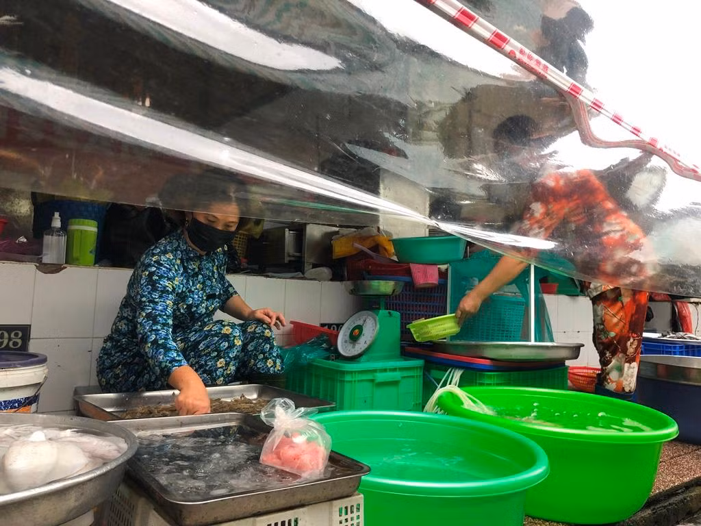 Trưa ngày 7/10, tại chợ Bến Thành, chị Trần Thị Thanh Thủy (tiểu thương quầy thủy hải sản) luôn tay sơ chế cá cho khách. "Tôi vừa bán trực tiếp, vừa bán online. Khách biết mình mới ra lại chợ nên ủng hộ nhiệt tình. Chúng tôi lấy hải sản từ chợ Bình Điền, bán giá cực mềm để khách dễ mua" - chị Thủy cho biết.